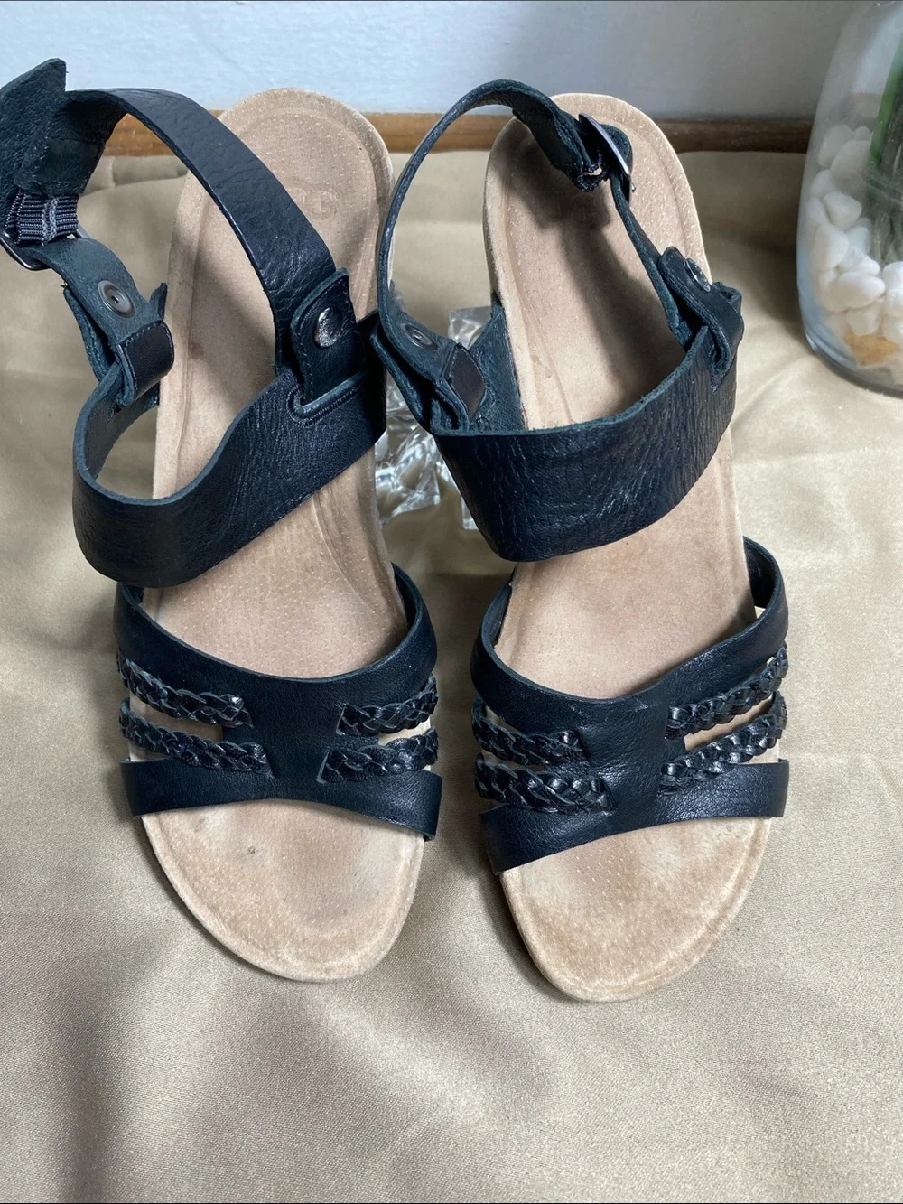 UGG Serinda Wedge Heel Sandals Size 7 Black Leather Slingback Great Condit